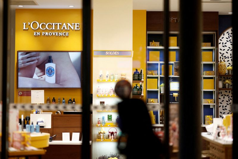© Reuters. FILE PHOTO: Cosmetic products displayed in the window of a L’Occitane cosmetics store in central Paris, France, February 6, 2024. REUTERS/Benoit Tessier/File Photo