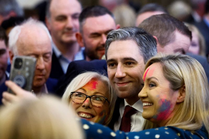 &copy; Reuters. 間もなくアイルランド最年少の３７歳で首相となるサイモン・ハリス氏は「ＴｉｋＴｏｋ（ティックトック）宰相」の異名を持つほど、この中国系動画投稿アプリを愛用している。写真は写