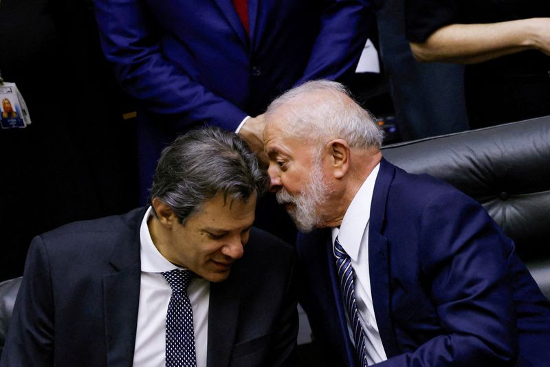 © Reuters. FILE PHOTO: Brazil's President Luiz Inacio Lula da Silva talks with Brazil's Finance Minister Fernando Haddad at the National Congress in Brasilia, Brazil December 20, 2023. REUTERS/Adriano Machado/File Photo