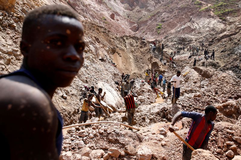 © Reuters. FILE PHOTO: Labourers work at an open shaft of the SMB coltan mine near the town of Rubaya in the Eastern Democratic Republic of Congo, August 13, 2019. Picture taken August 13, 2019. REUTERS/Baz Ratner/File Photo