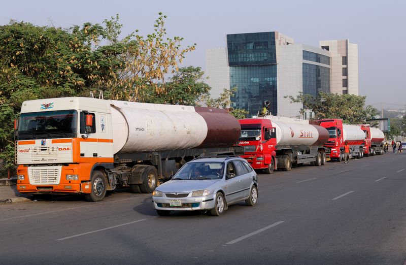 &copy; Reuters. 　ナイジェリア国営石油（ＮＮＰＣ）が石油商社に対し、輸入したガソリン代金の約３０億ドルを滞納していることが分かった。関係者３人がロイターに語った。写真は石油を輸送するトラ