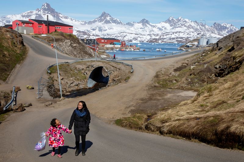 &copy; Reuters. Une femme et un enfant se tiennent la main alors qu'ils marchent dans la rue dans la ville de Tasiilaq, au Groenland. /Photo d'archive/REUTERS/Lucas Jackson/