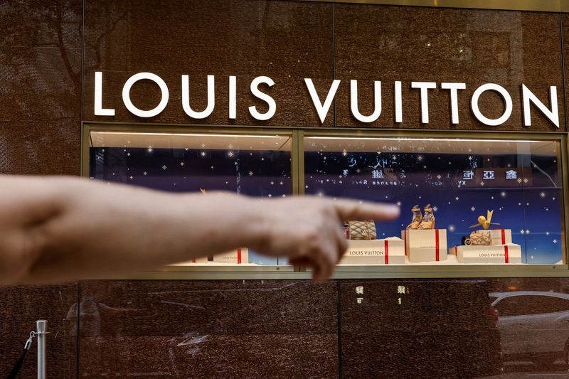 &copy; Reuters. Un touriste devant un magasin Louis Vuitton à Tsim Sha Tsui, un centre commercial animé, à Hong Kong, Chine. /Photo prise le 5 décembre 2023/REUTERS/Tyrone Siu