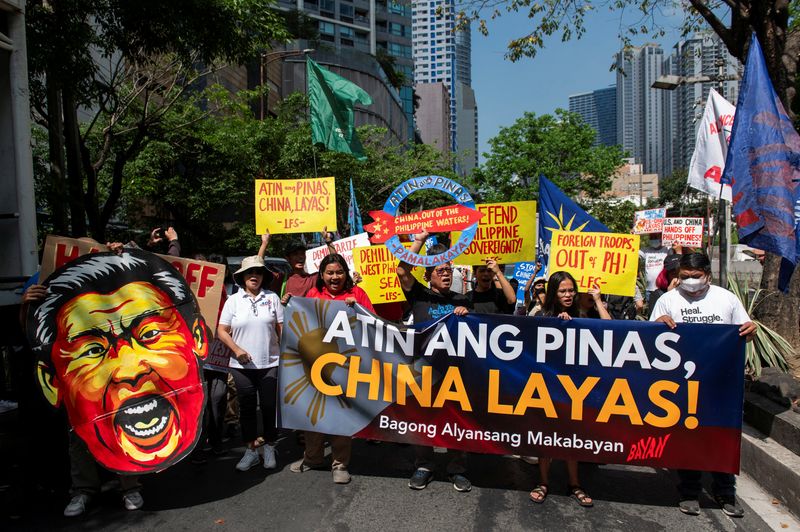 &copy; Reuters. Filipino activists hold a protest condemning China's actions during an encounter in the disputed waters of the South China Sea, outside of the Chinese Consulate in Makati City, Metro Manila, Philippines, April 9, 2024. REUTERS/Lisa Marie David