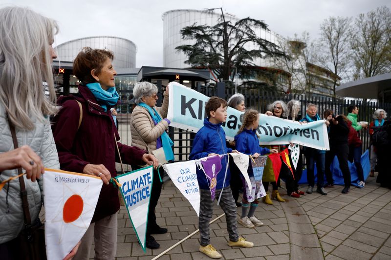 &copy; Reuters. مؤيدو وأعضاء جمعية "كبار النساء من أجل حماية المناخ" يحملون لافتات عند وصولهم إلى المحكمة الأوروبية لحقوق الإنسان في في مدينة ستراسبورج بفر