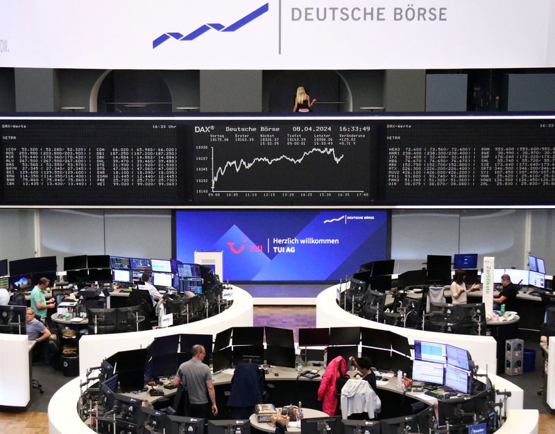 &copy; Reuters. شاشة تعرض بيانات المؤشر داكس الألماني في بورصة فرانكفورت يوم الثامن من أبريل نيسان 2024. تصوير: رويترز.