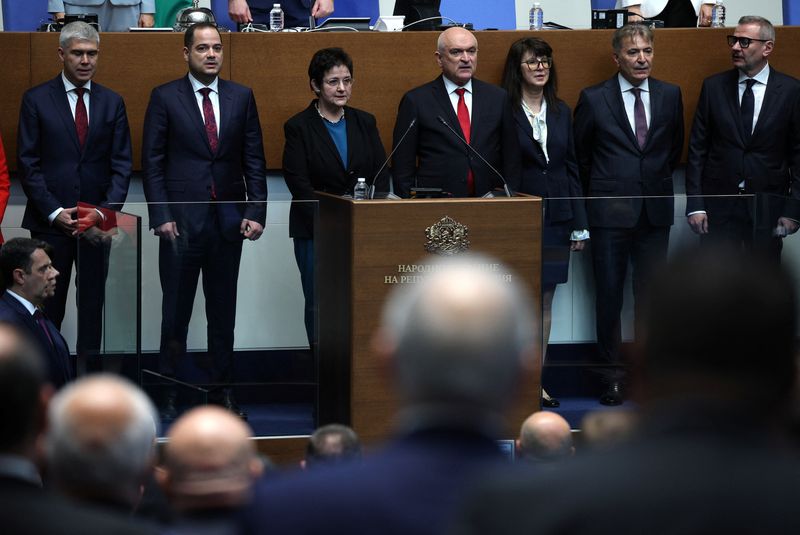 &copy; Reuters. El recién nombrado primer ministro provisional búlgaro Dimitar Glavchev y los miembros de su gabinete prestan juramento en el Parlamento en Sofía, Bulgaria, el 9 de abril de 2024.  REUTERS/Stoyan Nenov