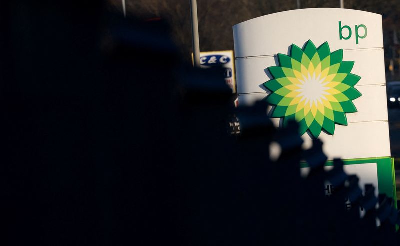 &copy; Reuters. FOTO DE ARCHIVO. Señalización en el exterior de una gasolinera BP (British Petroleum) en Liverpool, Reino Unido. 7 de febrero de 2023. REUTERS/Phil Noble