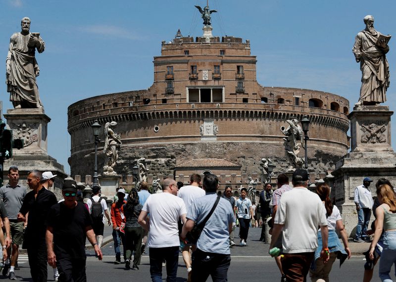 &copy; Reuters. قلعة سانت أنجيلو في روما بإيطاليا يوم 31 مايو أيار 2023. تصوير: ريمو كاسيلي- رويترز.