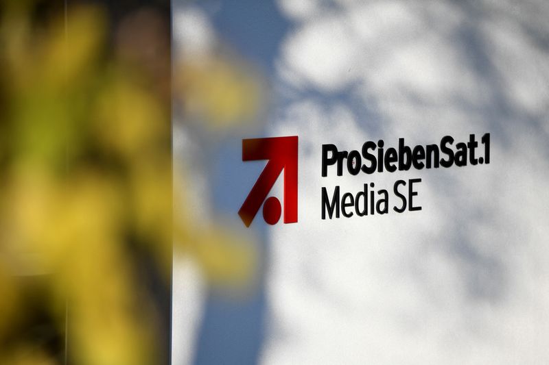 &copy; Reuters. Il logo della società tedesca di media ProSiebenSat.1 davanti alla sede centrale di Unterfoehring vicino a Monaco, Germania, 5 novembre 2020. REUTERS/Andreas Gebert/File Photo