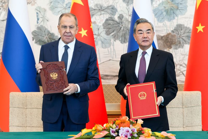 &copy; Reuters. Le ministre russe des Affaires étrangères, Sergueï Lavrov, et le ministre chinois des Affaires étrangères, Wang Yi, assistent à une cérémonie de signature à Pékin, Chine. /Photo prise le 9 avril 2024/Russian Foreign Ministry/Handout via REUTERS