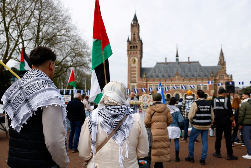 &copy; Reuters. People demonstrate in support of Palestinians, as Nicaragua is set to ask the International Court of Justice to order Berlin to halt military arms exports to Israel and reverse its decision to stop funding U.N. Palestinian refugee agency UNRWA, outside th