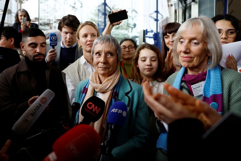 © Reuters. Members of Senior Women for Climate Protection react after the court verdict in Strasbourg, April 9, 2024. REUTERS/Christian Hartmann