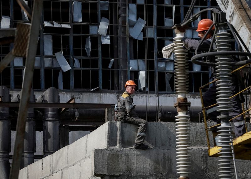 © Reuters. FILE PHOTO: People work at a thermal power plant damaged by a recent Russian missile strike, amid Russia's attack on Ukraine, in an undisclosed location of Ukraine April 8, 2024. REUTERS/Gleb Garanich/File Photo