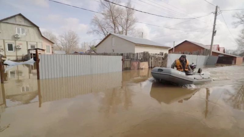 © Reuters. A man rides a boat in a flooded street in Orenburg, Russia, in this still image taken from video released April 8, 2024. Mayor of Orenburg City Sergei Salmin via Telegram/Handout via REUTERS