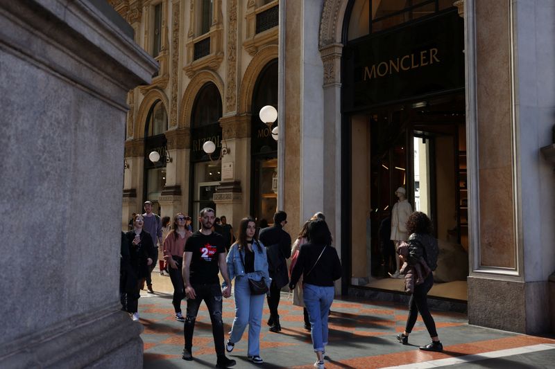 &copy; Reuters. People walk next to a Moncler shop in Galleria Vittorio Emanuele II, in Milan, Italy, March 25, 2024. REUTERS/Claudia Greco/File Photo