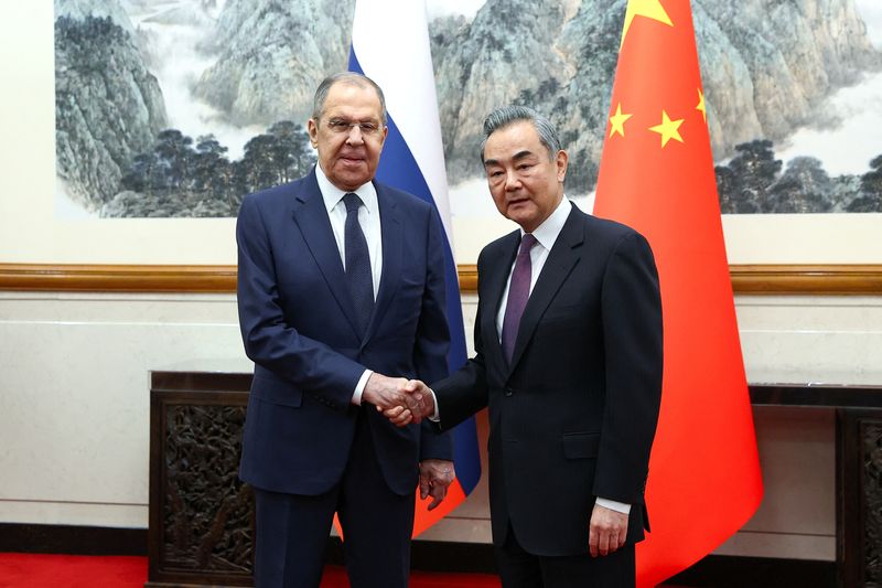 © Reuters. ４月９日、中国を訪問しているロシアのラブロフ外相は、王毅外相と会談した。写真はロシア外務省提供（２０２４年　ロイター／Russian Foreign Ministry）