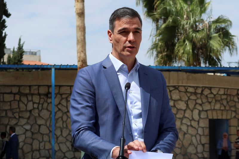&copy; Reuters. FILE PHOTO: Spanish Prime Minister Pedro Sanchez speaks at a press conference during his visit to an UNRWA school, at the Jabal el-Hussein camp for Palestinian refugees in Amman, Jordan April 2, 2024. REUTERS/Jehad Shelbak/File Photo