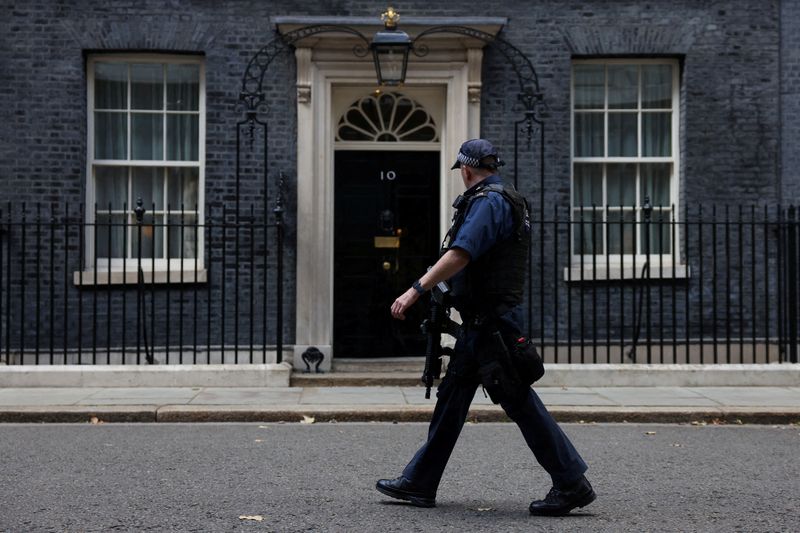 &copy; Reuters. An armed police officer walks past the British Prime Minister’s official residence, 10 Downing Street, in central London, Britain, September 25, 2023. REUTERS/Hollie Adams/ File photo