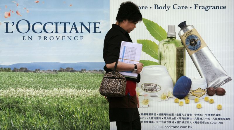 &copy; Reuters. Une femme passe devant une publicité de L'Occitane à Hong Kong. /Photo prise le 19 avril 2010/REUTERS/Bobby Yip