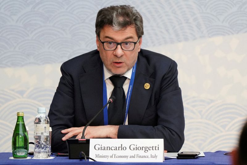 &copy; Reuters. Il ministro dell'Economia e delle Finanze Giancarlo Giorgetti tiene un discorso alla tavola rotonda di alto livello sulla corporate governance del G7 a Niigata l'11 maggio 2023.     KAZUHIRO NOGI/Pool via REUTERS/File Photo