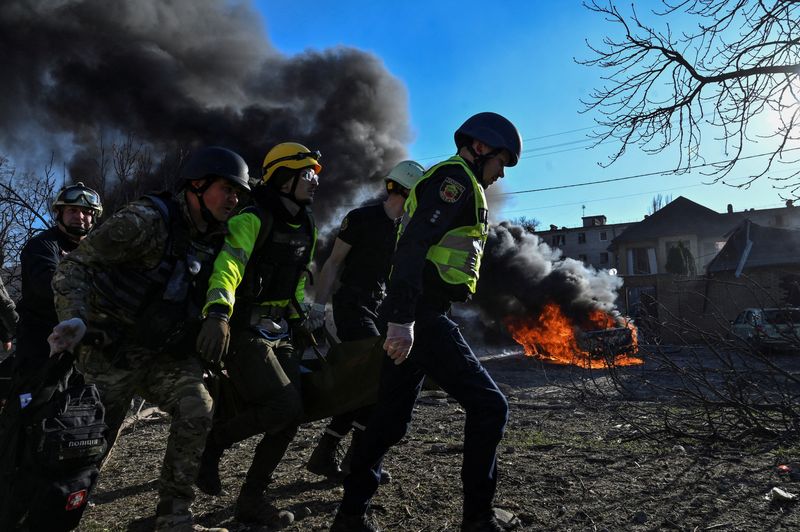 &copy; Reuters. Emergency workers carry an injured woman at a site of a Russian missile strike, amid Russia's attack on Ukraine, in Zaporizhzhia, Ukraine April 5, 2024. REUTERS/Stringer