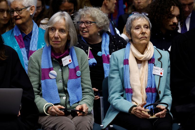 &copy; Reuters. Rosmarie Wydler-Walti and Anne Mahrer, of the Swiss elderly women group Senior Women for Climate Protection, attend the hearing of the court for the ruling in the climate case Verein KlimaSeniorinnen Schweiz and Others v. Switzerland, at the European Cour
