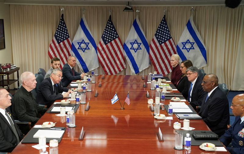 &copy; Reuters. U.S. Secretary of Defense Lloyd Austin meets with Israeli Defense Minister Yoav Gallant at the Pentagon in Washington, U.S., March 26, 2024. REUTERS/Kevin Lamarque/File Photo