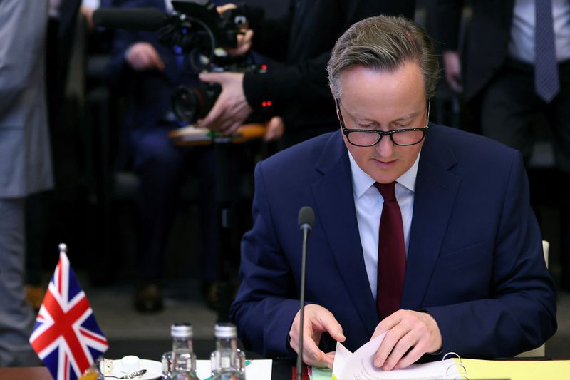 &copy; Reuters. وزير الخارجية البريطاني ديفيد كاميرون خلال في مقر حلف شمال الأطلسي في بروكسل في الرابع من أبريل نيسان 2024. تصوير: جوانا جيرون - رويترز