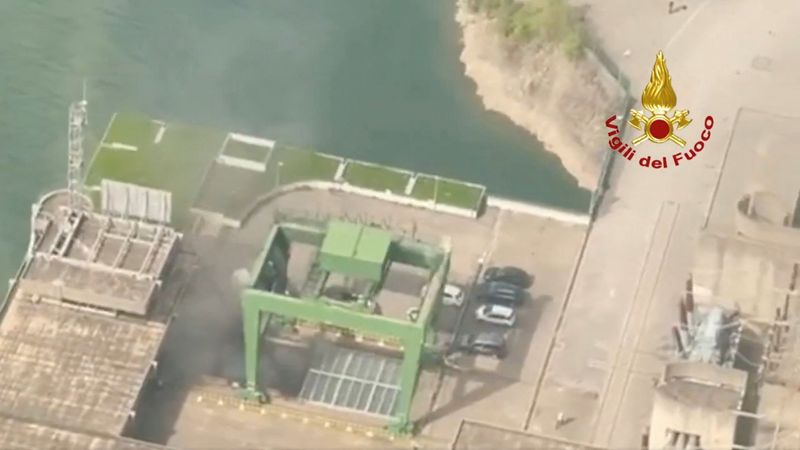 &copy; Reuters. Fumaça é vista após explosão em usina hidrelétrica em Bargi, em imagem obtida de vídeo
09/04/2024
Vigili del Fuoco/Divulgação via REUTERS