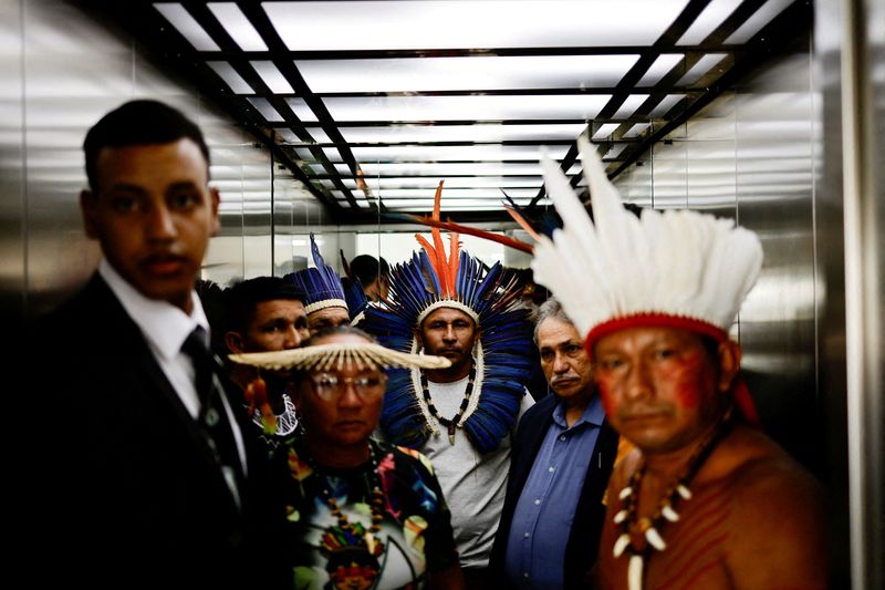 &copy; Reuters. Foto de Archivo: Indígenas Mura brasileños llegan a una reunión en el Palacio de Planalto en Brasilia, Brasil. 18 de octubre de 2023. REUTERS/Ueslei Marcelino