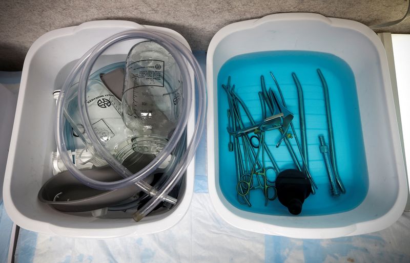 © Reuters. FILE PHOTO: Medical equipment used to perform a surgical abortion is cleaned and sterilized at a Women's Clinic in the U.S., April 20, 2023. REUTERS/Evelyn Hockstein/File Photo