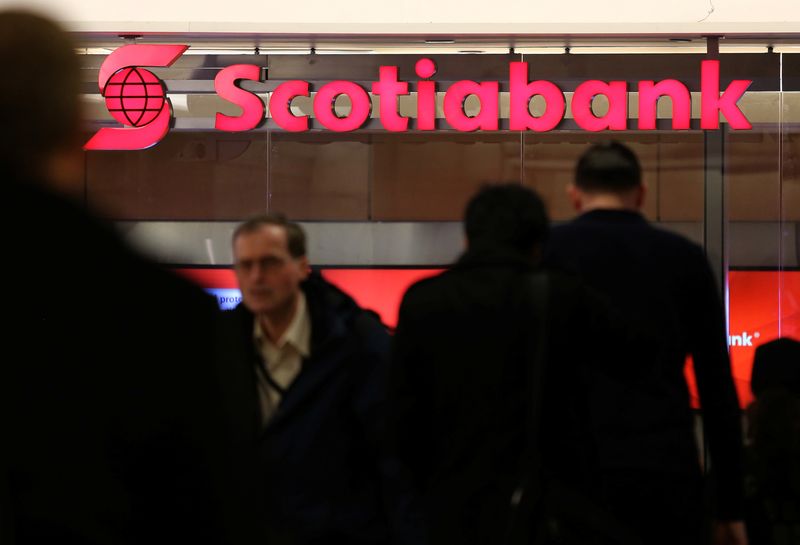 © Reuters. FILE PHOTO: Commuters pass a branch of Scotiabank in the PATH underground walkway in Toronto, Ontario, Canada March 16, 2017.  REUTERS/Chris Helgren/File Photo