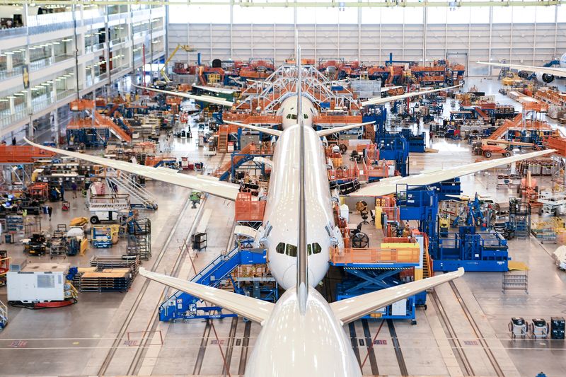 &copy; Reuters. Des employés assemblent des avions Boeing 787 dans une usine de North Charleston, Caroline du Sud, États-Unis /Photo prise le 30 mai 2023/REUTERS/Gavin McIntyre