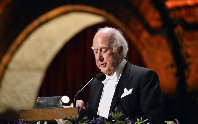 &copy; Reuters. FILE PHOTO: Nobel physics laureate Peter Higgs addresses the traditional Nobel gala banquet at the Stockholm City Hall December 10, 2013.  REUTERS/Henrik Montgomery/TT News Agency/File Photo