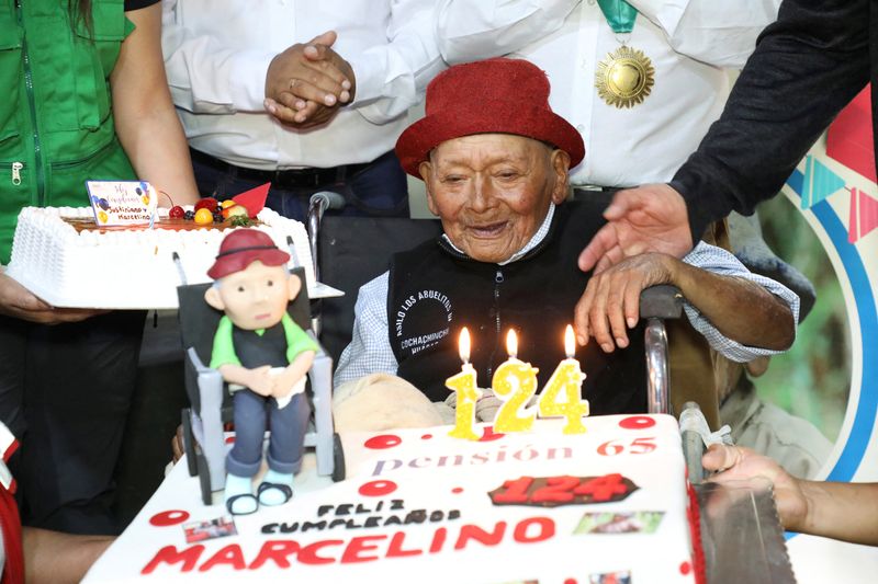 &copy; Reuters. El peruano Marcelino "Mashico" Abad sonríe mientras celebra su 124 cumpleaños, en Huánuco, Perú

April 5, 2024.  Pension 65/Handout via REUTERS