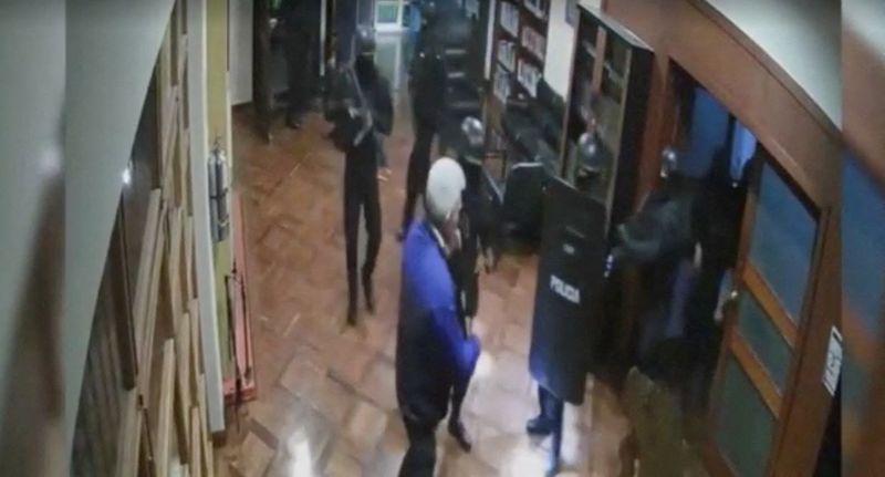 &copy; Reuters. FILEPHOTO: A view shows a cctv footage of Ecuador security forces raiding Mexican embassy in Ecuador and facing off Mexican official, in Quito, Ecuador, April 5, 2024, in this screen grab taken from a video. Mexico Government tv / Mexico Foreign Secretary