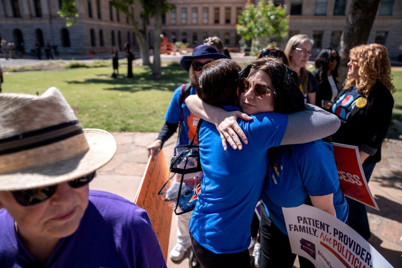 &copy; Reuters. Des militants du droit à l’avortement s’embrassent à Phoenix, Arizona. /Photo prise le 9 avril 2024/REUTERS/Joel Angel Juarez/USA Today Network