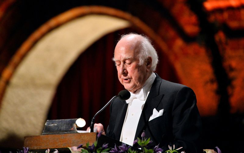 &copy; Reuters. Foto de archivo de Peter Higgs hablando tras recibir el Premio Nobel de Física en Estocolmo 
Dic 10, 2013.  REUTERS/Henrik Montgomery/TT News Agency 

