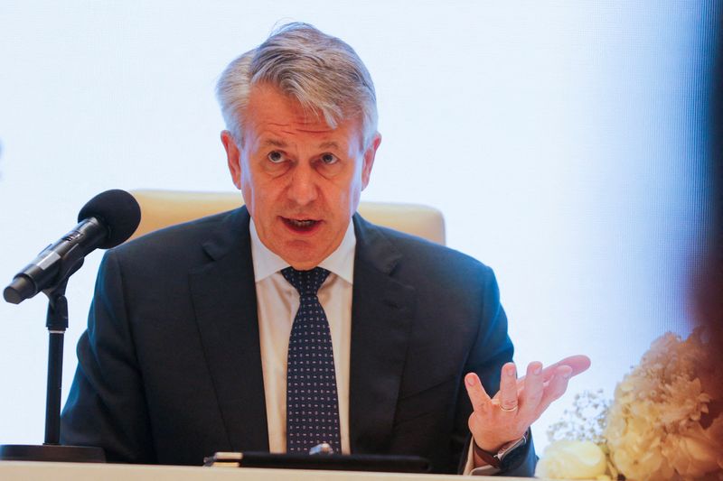 &copy; Reuters. FILE PHOTO: CEO of Shell, Ben van Beurden, speaks at a press conference in Doha, Qatar, October 23, 2022. REUTERS/Hamad I Mohammed/File Photo