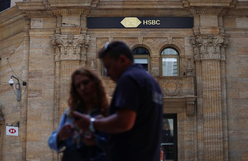 &copy; Reuters. Los peatones se ven delante de la fachada de una sucursal de HSBC en el centro de Buenos Aires, ya que el banco está vendiendo su negocio en el país, en Argentina. 9 de abril 2024. REUTERS/Matias Baglietto