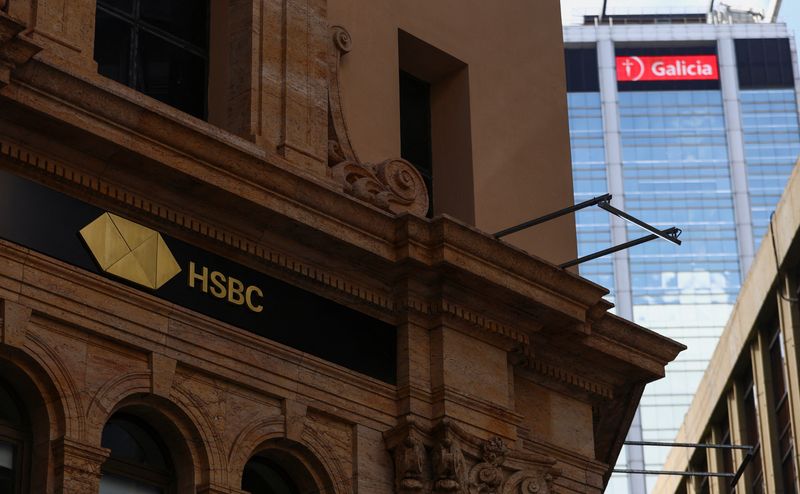 &copy; Reuters. The facade of an HSBC branch is seen in front of the Galicia bank headquarters, in downtown Buenos Aires, as HSBC bank is selling its business in the country, in Argentina April 9, 2024. REUTERS/Matias Baglietto
