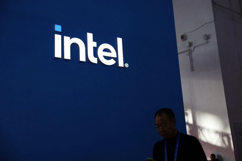 &copy; Reuters.  ４月９日、  米半導体大手インテルはイベントで、人工知能（ＡＩ）半導体の新製品の詳細を発表した。写真はインテルのロゴ。北京で２０２３年１１月撮影（２０２４年　ロイター/Florence