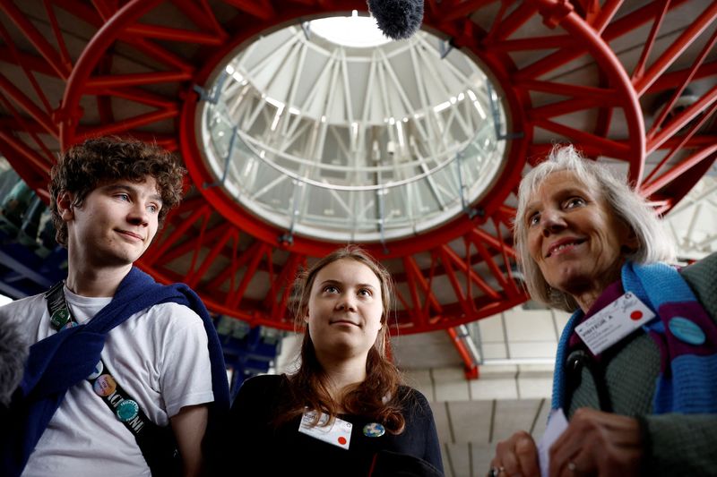© Reuters. Anton Foley, climate justice activist with Fridays For Future and Aurora, Swedish climate campaigner Greta Thunberg and Rosmarie Wydler-Walti, of the Swiss elderly women group Senior Women for Climate Protection, talk to journalists after the verdict on three climate cases, where applicants have argued that government inaction on climate change violates human rights, case Duarte Agostinho and Others v. Portugal and 32 Other States, case Verein KlimaSeniorinnen Schweiz and Others v. Switzerland, and case Careme v France, at the European Court of Human Rights (ECHR) in Strasbourg, France, April 9, 2024. REUTERS/Christian Hartmann