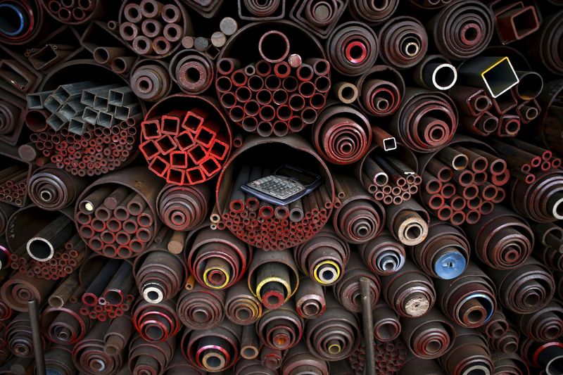 &copy; Reuters. 　世界鉄鋼協会（ＷＳＡ）は４月９日、２０２４年の世界の鉄鋼需要について、１．７％増の１７億９３００万トンになるとの見通しを発表した。写真はソウルの工場で撮影した鉄鋼製品。