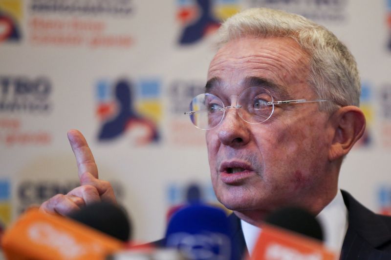 &copy; Reuters. Ex-presidente colombiano Álvaro Uribe falando à imprensa após reunião com Gustavo Petro em Bogotá
29/06/2022
REUTERS/Luisa Gonzalez