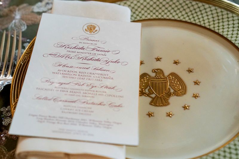 © Reuters. A place setting and menu are shown during a media preview in advance of Wednesday evening's State Dinner in honor of Japanese Prime Minister Fumio Kishida at the White House in Washington, U.S., April 9, 2024. REUTERS/Joshua Roberts