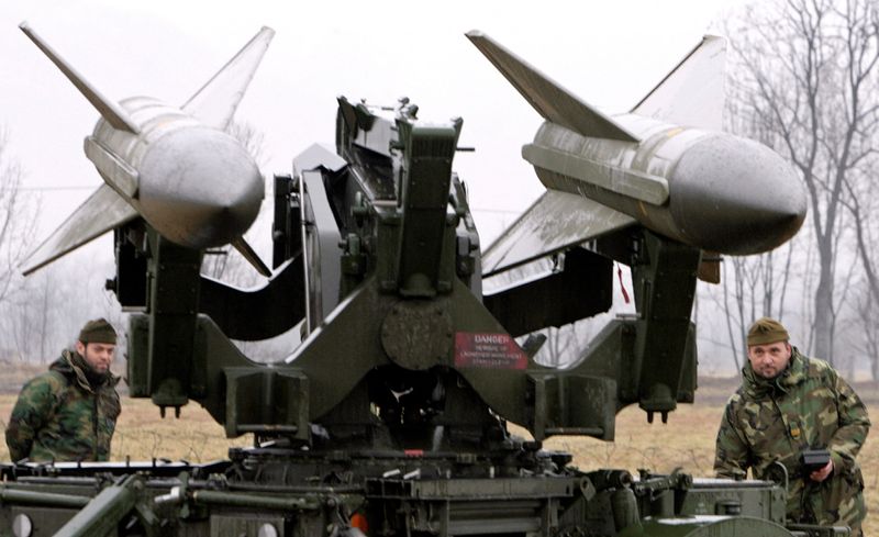 &copy; Reuters. 米政府はウクライナに提供した地対空ミサイル「ホーク」の機能維持・拡充に向け、最大１億３８００万ドル相当の装備を同国に売却する。写真はトリノ五輪の警備に使うホークの確認作業