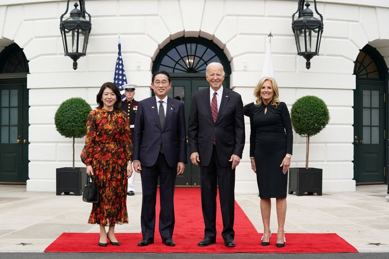© Reuters. U.S. President Joe Biden and first lady Jill Biden welcome Japanese Prime Minister Fumio Kishida and his wife Yuko Kishida to the White House at the start of their state visit to Washington, U.S., April 9, 2024. REUTERS/Kevin Lamarque