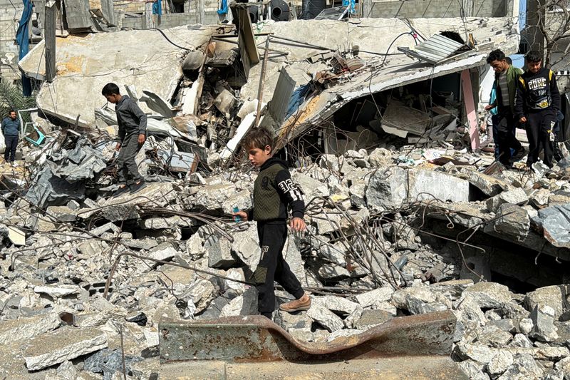 ©Reuters.  A Palestinian boy walks at the site of an Israeli strike, amid the ongoing conflict between Israel and the Palestinian Islamist group Hamas, in Rafah, southern Gaza Strip, March 27, 2024. REUTERS/Bassam Masoud/File Photo